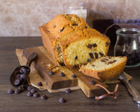 Bolo de baunilha com gotas de chocolate