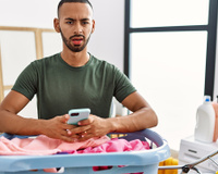 Poucas pessoas fazem, mas você deveria jogar uma sacola plástica na máquina de lavar