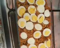 Macarrão parafuso ao molho de sardinha e ovos cozidos.