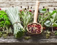 Essas são as ervas e especiarias que você precisa consumir se quiser desinflamar o organismo: quase todo mundo tem elas em casa