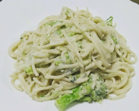 Espaguete ao molho branco com brócolis