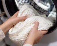 Se sua mãe não te ensinou, eu te ensino: esse é o segredo para deixar as roupas brancas na máquina de lavar! Elas ficam parecendo novas