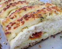 Pão de iogurte com queijo branco e tomate seco