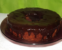 Bolo de cenoura com calda de chocolate