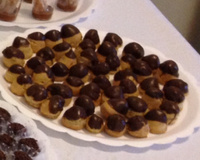 Carolina ou bomba de doce de leite com chocolate