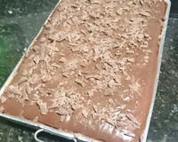 Bolo de cenoura com calda de chocolate que derrete na boca