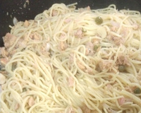 Spaghet ao molho de alcaparras, cogumelos e atum