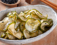 Descubra como preparar sunomono de forma simples e rápida: salada japonesa é leve, deliciosa e perfeita para acompanhar qualquer refeição