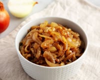 Por que sua cebola caramelizada nunca fica igual à do restaurante? O segredo está nesse detalhe e o TudoGostoso explica!