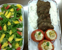 Filé mignon ao molho gorgonzola e tomates recheados