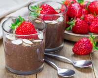 Pudim proteico de chia e chocolate com morangos: veja como fazer esta sobremesa saudável em apenas 3 passos