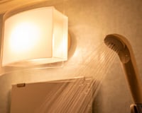 Por que você deveria deixar a luz do banheiro acesa a noite toda quando for dormir em um hotel?