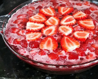 Brigadeirão com doce de morango