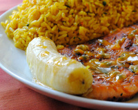 Salmão grelhado ao molho de maracujá com banana assada
