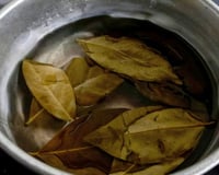 Ferver folhas de louro em meio copo de vinagre branco: para que serve e por que é recomendado?
