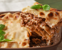 Essa é a ordem certa para montar uma lasanha clássica de carne moída (com receita!)