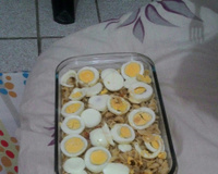 Macarrão parafuso ao molho de sardinha e ovos cozidos.