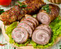 Rocambole de carne moída com queijo e presunto