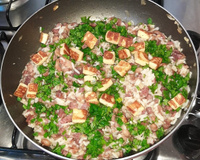 Baião de dois com carne de sol, aipim e queijo coalho frio.