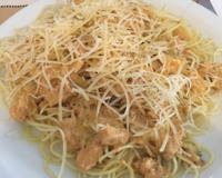 Macarrão delicioso com brócolis e frango