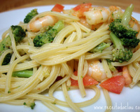 Macarronada com camarão e brócolis