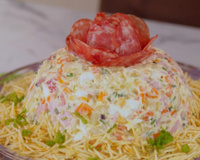 Há 17 anos faço essa salada de maionese natalina e sempre recebo elogios: receita simples, cremosa e perfeita para a ceia