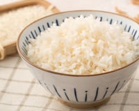 Uma colher de sopa para um copo de arroz – e ele fica soltinho como o de restaurante: não vira um mingau grudento e fica muito mais saboroso