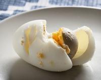 Mancha cinza esverdeada no ovo cozido: muita gente joga fora, mas o motivo pode ser mais simples do que parece