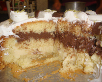 Bolo com recheio de limão e chocolate