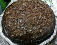 Pão de ló de chocolate com recheio e cobertura