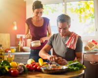 Esse hábito comum na cozinha pode estar contaminando os seus utensílios e louças, segundo especialista