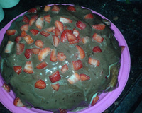 Bolo de chocolate com cobertura de morango do amor