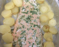 Salmão assado ao molho cítrico e de alcaparras