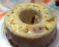 Bolo de laranja com cobertura de laranja.
