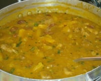 Sopa de mandioca com carne de porco