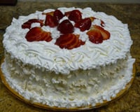 Bolo merengue de morango