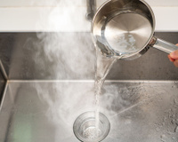 Com quantos anos você descobriu que nunca deve jogar água quente na pia da cozinha?