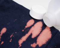 Depois que aprendi esse truque, não preocupo mais com roupa manchada de água sanitária