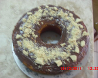 Bolo branco com cobertura de brigadeiro e chocolate branco