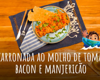 Macarronada ao molho de tomate, bacon e manjericão