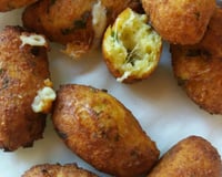 Bolinho de arroz recheado com queijo