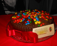 Bolo de chocolate com recheio de morango e palitinhos