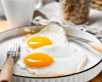 Consumir ovos no café da manhã ou no jantar é uma ótima ideia, mas combiná-los com este alimento aumentará a absorção de proteínas