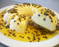 Flan de iogurte com maracujá