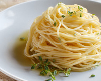Poucas pessoas sabem como realmente fazer um macarrão alho e óleo gostoso sem ser oleoso!