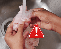 Pare de lavar o frango cru na pia: os microbiologistas explicam o risco real e como higienizá-lo com segurança
