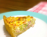 Quiche de queijo, presunto, brócolis e bacon