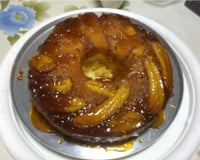 Bolo de banana com calda