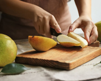 Rica em nutrientes e pobre em calorias: pera é o melhor dos mundos para a sua dieta. Descubra benefícios!