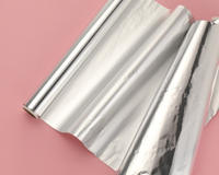 Por que o papel-alumínio brilha só de um lado? Descubra a diferença e se isso influencia no preparo dos alimentos